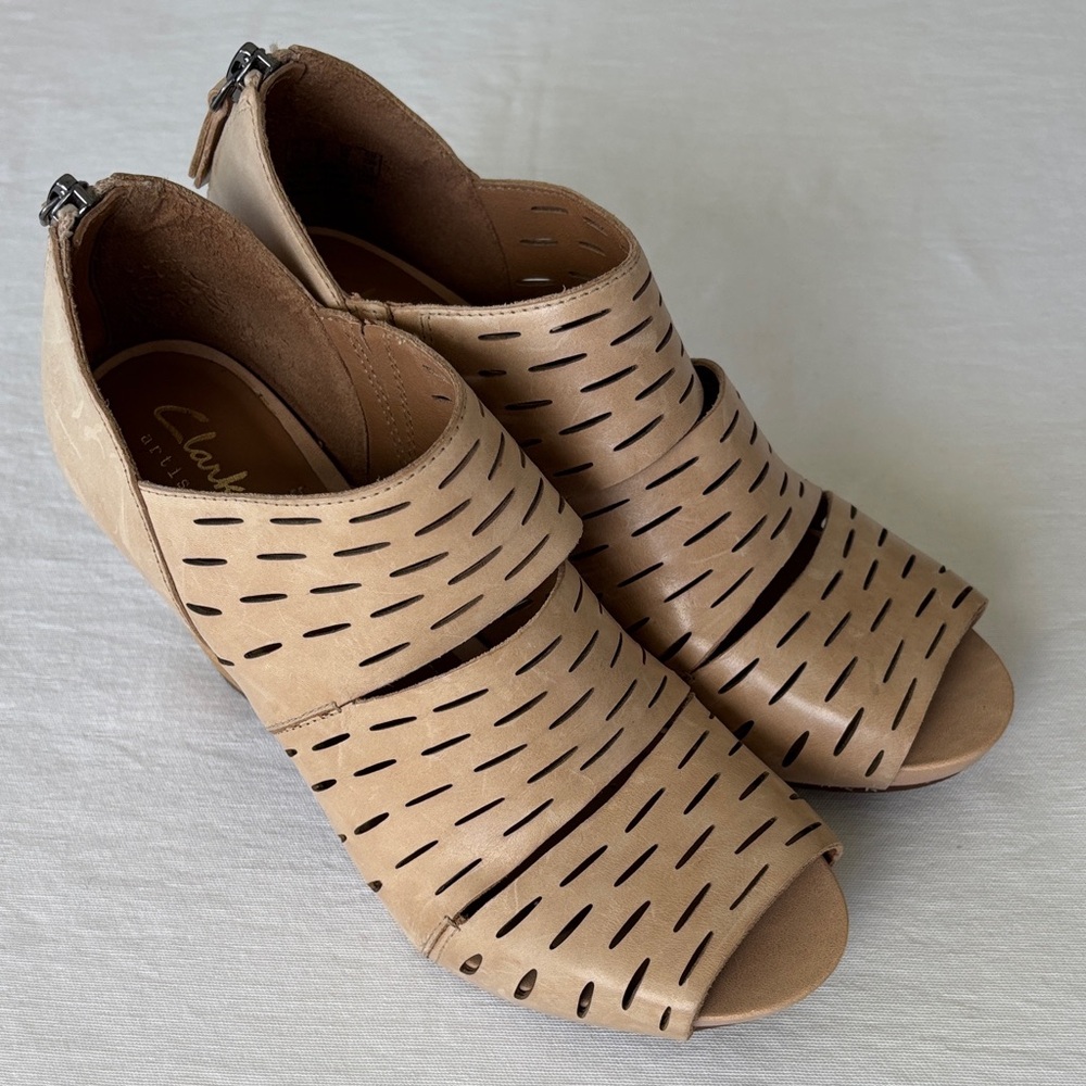 Clarks Women's Beige Cream Blonde Leather Cut-Out Peep Toe Heels
